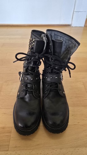 Schwarze lederboots mit nieten - schwarze,