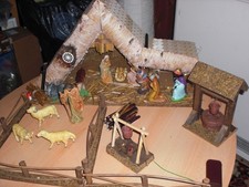 1.schöne  Weihnachtskrippe mit Figuren und Beleuchtung.