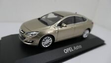Minichamps 1:43 - Opel Astra J Stufenheck (2012) - blassgold-metallic