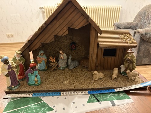 Holzkrippe mit krippenfiguren - ,