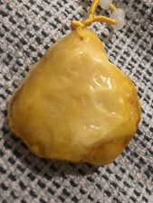 Halskette mit Anhänger aus Naturbernstein