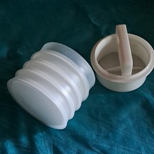 TUPPERWARE  Hamburger Former mit 4 Hamburger-Schalener