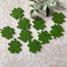 10 grüne Kleeblätter aus