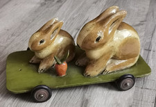 Altes Ziehspielzeug 2 Hasen, Osterhasen mit Möhre Platte auf Räder, Erzgebirge