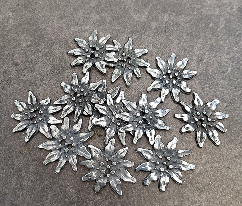 Stück metallknöpfe - 12,