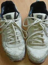 Globe Sneaker weiß, Größe 49. Stark abgenutzt, mit Farbe beschmiert. CULT