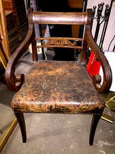 Antik-Schreibtischstuhl mit Lederbezug Armlehenstuhl Breite 60 x Höhe 87 cm.