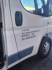 Alte Tür. Rechts FIAT DUCATO