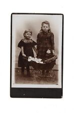 CDV Foto Niedliche kleine Mädchen mit großer Puppe im Puppenwagen - um 1890