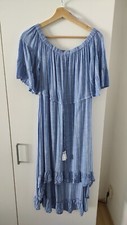 Langes blau-weißes Kleid in