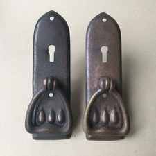 Vintage Messing Ziehgriffe Rosette Schlüsselloch gebraucht geborgen