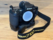 Nikon F100 mit MB-15 Battery Pack. Dream state