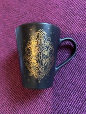 Offizielle Harry Potter Tasse Schwarze Keramiktasse mit goldenem Hogwarts-Wappen