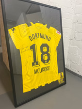 BVB Signiertes Trikot im Rahmen mit Autogrammkarte 22/23 Youssoufa Moukoku
