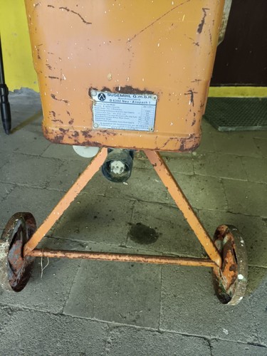 Orangener betonmischer marke - orangener,