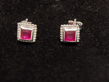 Schöne, kleine Ohrringe mit