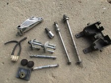 Sym Husky 125 96-05 Konvolut Restteile Steckachse Motorhalter Tankgummis