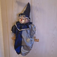 Puppe/Clown auf Schaukel sitzend (Schmuck/Dekoration)