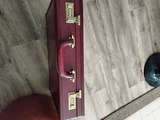 Aktenkoffer. Farbe Kirsch