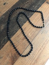 Perlenkette schwarz funkelnd