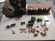 Bauernhof mit Landmaschinen