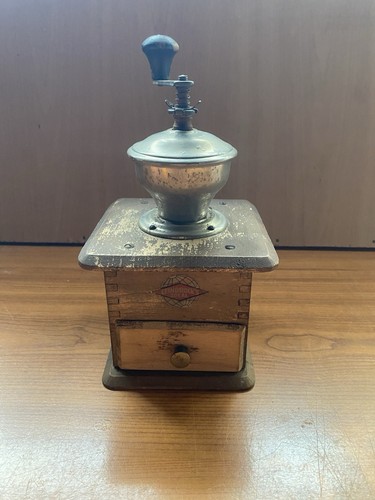 Alte kaffeemühle aus holz - alte,