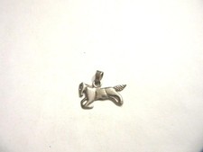 Silberanhänger springendes