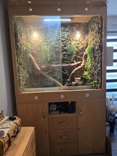 Zweiteiliger Terrariumschrank aus Holz  H 254 cm X B 151 cm X T 75 cm gebraucht.