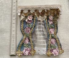 Gardine für das Puppenhaus mit Gardinenkasten im Masstab 1:12