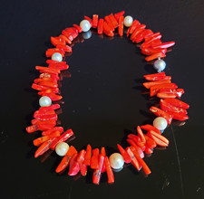 Halskette aus roter koralle