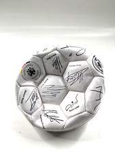 Fussball mit Unterschriften