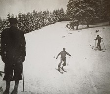 Mann in Knickerbocker Hose schaut Abfahrtsläufern Ski zu Skifahrer Männer Foto