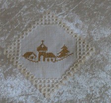 kleines quadratisches Weihnachts-Deckchen, Hardanger-Stickerei, handbestickt