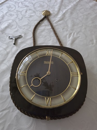 Alte quadratische wanduhr zum - alte,