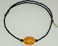 Collier mit großer Bernstein - Nachbildung in Olivenform & schwarzen Perlchen