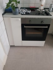 Ich verkaufe hier eine kleine Küche mit Herd und Spülbecken. 