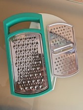 Tupperware Multi Muskat Küchenreibe oval Griff Rahmen 2 Einsätze /Schneidebrett