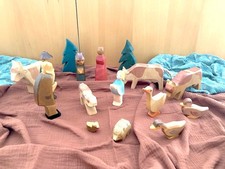 16 Ostheimer-Figuren gebraucht, 5 Personen, 9 Tiere und 2 Tannenbäume