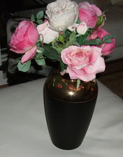 Edele Glasvase schwarz / gold 27 cm - mit kunstvollem Rosenstrauss aus Nachlass