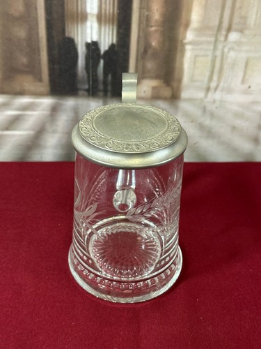 Alter krug aus glas mit - krug,