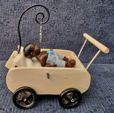 Alter antiker Puppenwagen mit