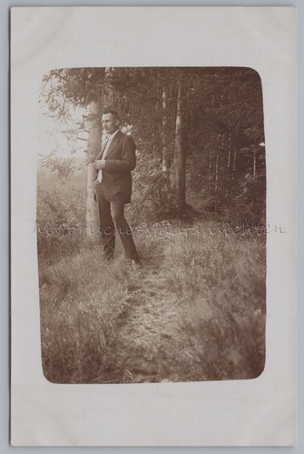 Mann beim waldspaziergang - beim,