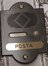 Türsprechanlage Taster mit polierter Messingpost und antikem Eisentram.