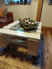 Paletten Tisch weiß mit 2 stabilen Glasplatten. Auf Rollen, feststellbar 