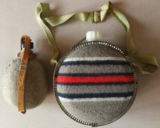 2 Feldflaschen (Filzbezug Stoff, Western, 2. WK(?), mit Trage-Riemen Leder) Deko