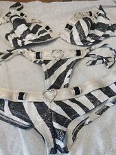 Schwarz-weißes Bikini-Set mit Streifen und Strassherzen 