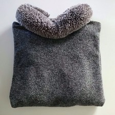 Pulli grau mit Puschelkragen