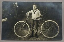 Junge mit Corona Fahrrad Foto