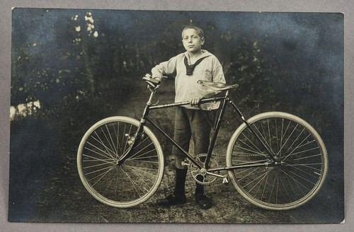 Junge mit corona fahrrad foto - junge,