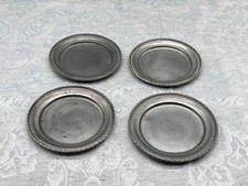 VIER KLEINE UNTERSETZER AUS